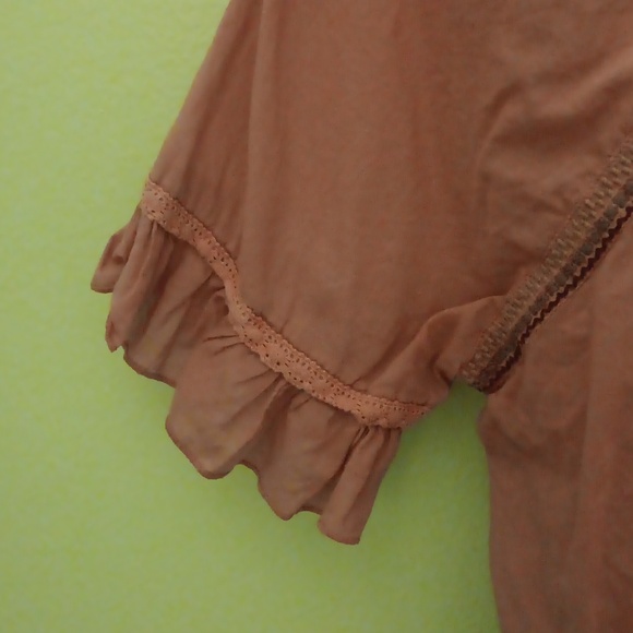 Pink, short sleeve, peasant blouse, small, wood buttons. - Picture 4 of 6